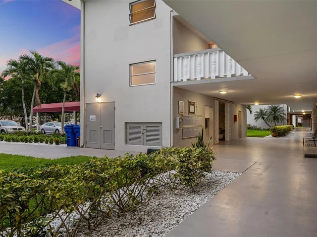 1000 Hillcrest Ct # 214, Hollywood FL 33021