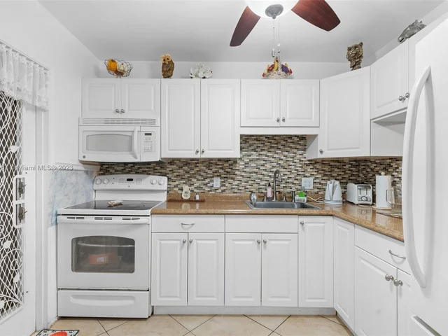 1000 Hillcrest Ct # 214, Hollywood FL 33021