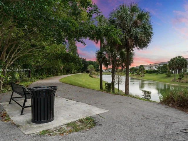 1000 Hillcrest Ct # 214, Hollywood FL 33021