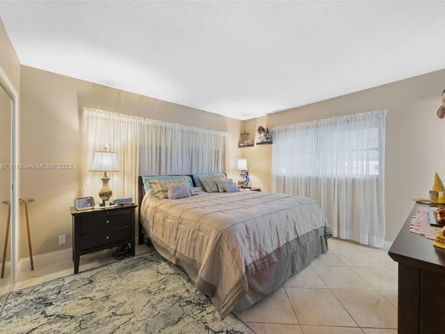 1000 Hillcrest Ct # 214, Hollywood FL 33021