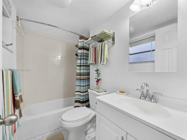 1000 Hillcrest Ct # 214, Hollywood FL 33021