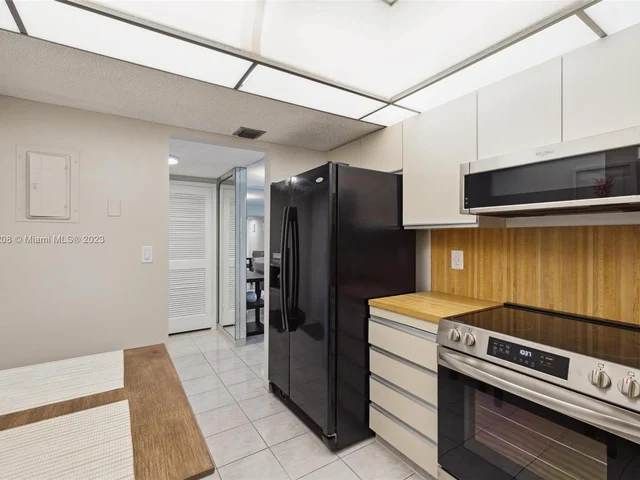 2500 Parkview Dr # 1520, Hallandale Beach FL 33009