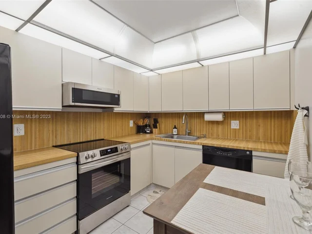 2500 Parkview Dr # 1520, Hallandale Beach FL 33009