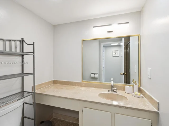 2500 Parkview Dr # 1520, Hallandale Beach FL 33009