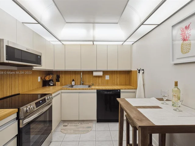 2500 Parkview Dr # 1520, Hallandale Beach FL 33009