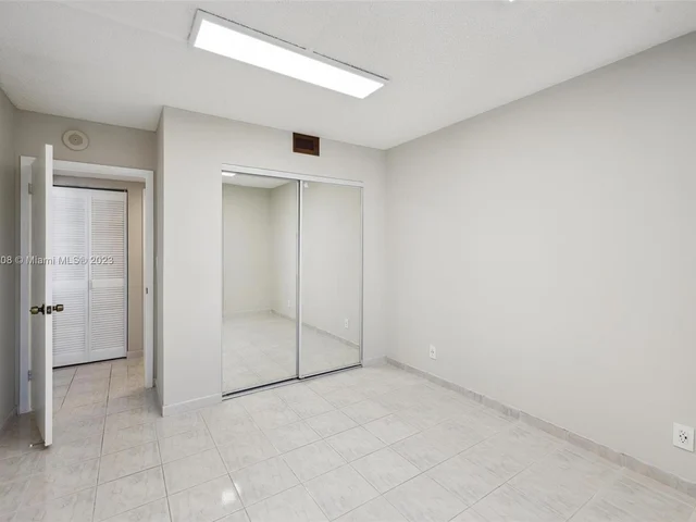 2500 Parkview Dr # 1520, Hallandale Beach FL 33009