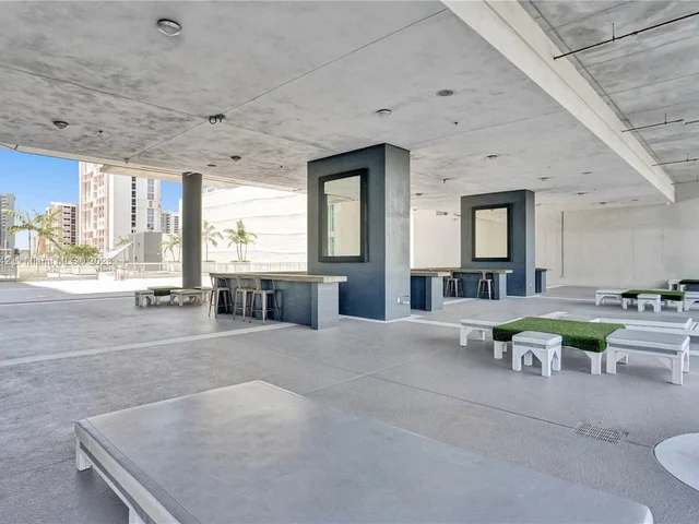 690 SW 1st Ct, Miami FL 33130