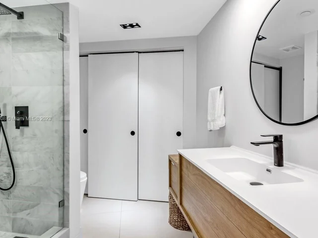 1000 W Island Blvd # 2003, Aventura FL 33160