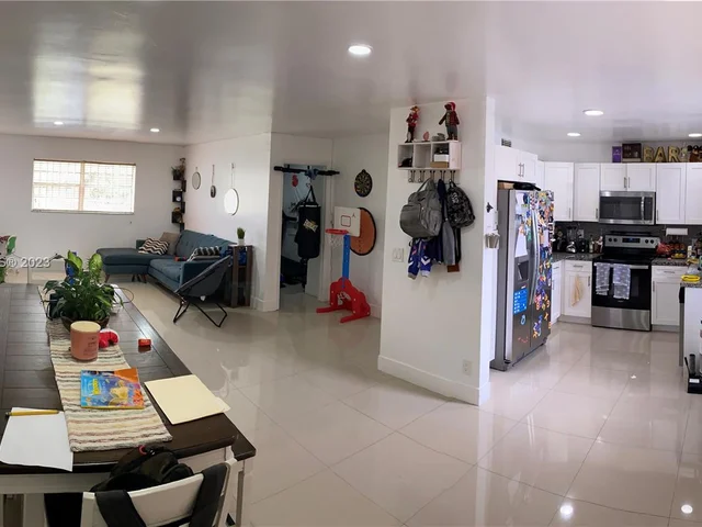 30 SE 4th Ave # 105, Hallandale Beach FL 33009