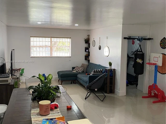 30 SE 4th Ave # 105, Hallandale Beach FL 33009