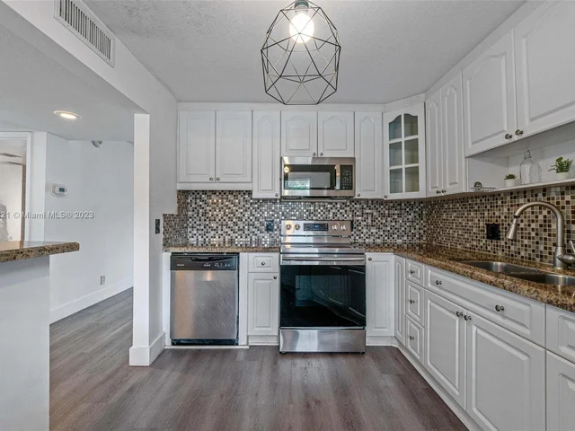 342 Lakeview Dr # 104, Weston FL 33326