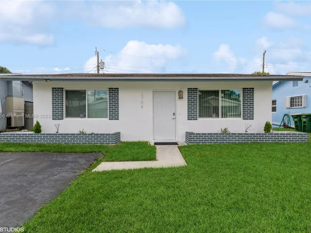 2706 NW 52nd Ct, Tamarac FL 33309