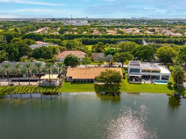 4943 NW 94th Doral Pl, Doral FL 33178