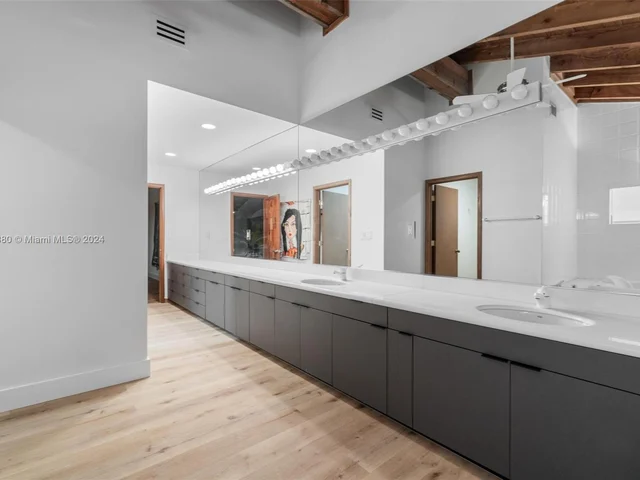 4943 NW 94th Doral Pl, Doral FL 33178