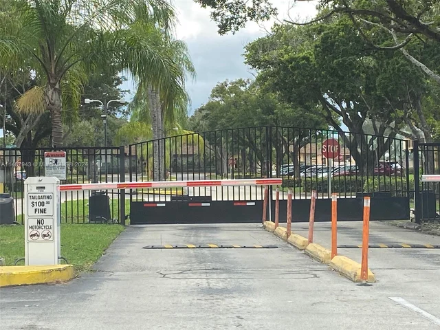 466 Briarwood Cir # 60, Hollywood FL 33024