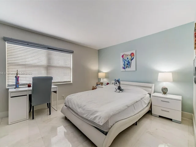 121 Golden Isles Dr # 907, Hallandale Beach FL 33009