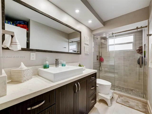 121 Golden Isles Dr # 907, Hallandale Beach FL 33009