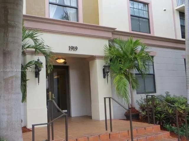 1919 Van Buren St # 111A, Hollywood FL 33020