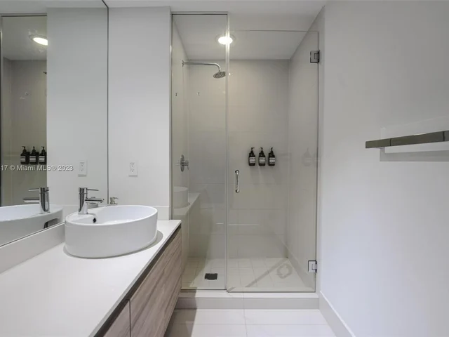 121 NE 34th St # 909, Miami FL 33137