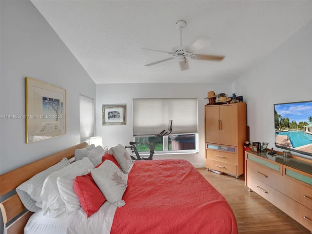 1930 NW 182nd Ter, Pembroke Pines FL 33029