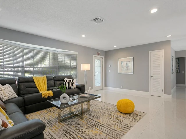 1422 Coolidge St, Hollywood FL 33020