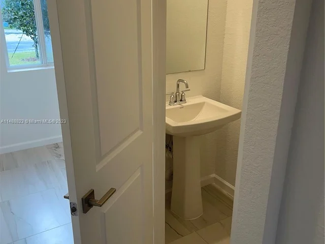 1021 SE 24th Ter, Homestead FL 33035