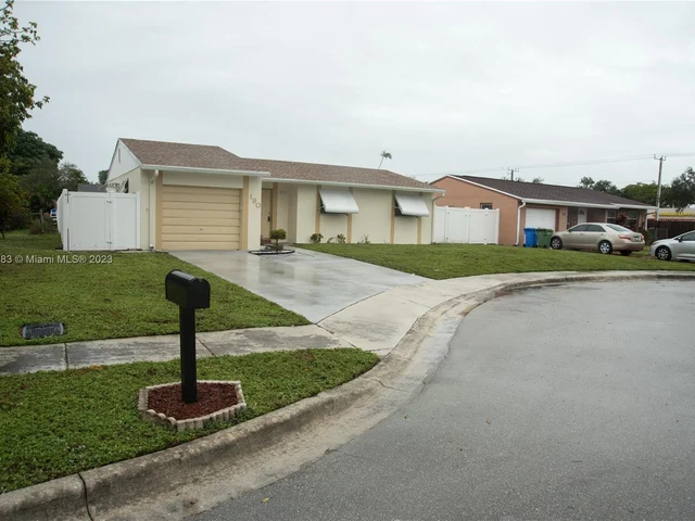 180 SW 75th Ave, Margate FL 33068