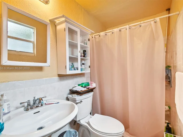 160 NW 122nd St, North Miami FL 33168