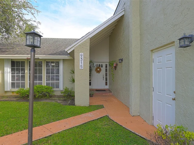 9315 SW 172nd Ter, Palmetto Bay FL 33157