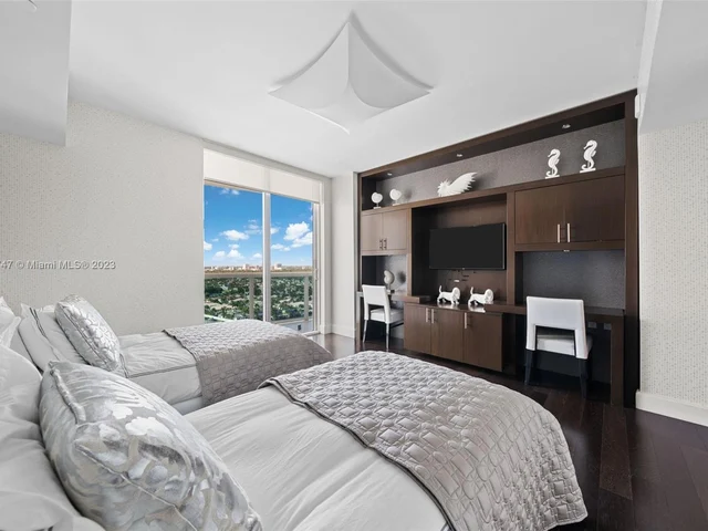 2711 S Ocean Dr # 2004, Hollywood FL 33019