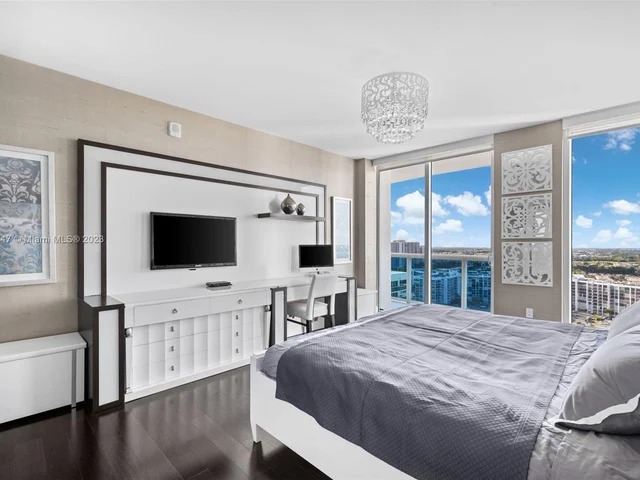 2711 S Ocean Dr # 2004, Hollywood FL 33019