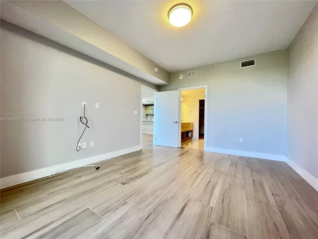 16385 Biscayne Blvd # 607, North Miami Beach FL 33160