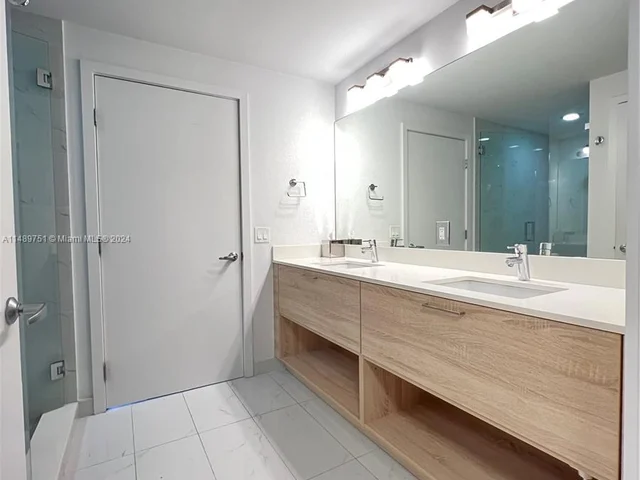 16385 Biscayne Blvd # 607, North Miami Beach FL 33160