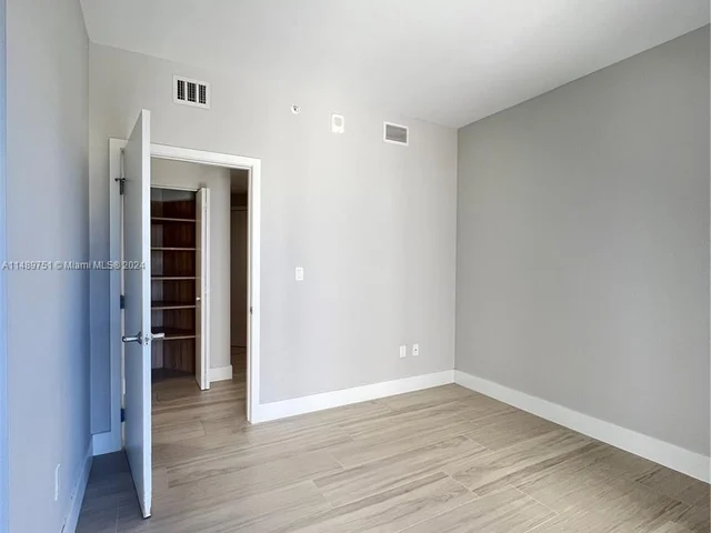 16385 Biscayne Blvd # 607, North Miami Beach FL 33160