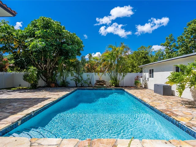 320 N Rainbow Dr, Hollywood FL 33021