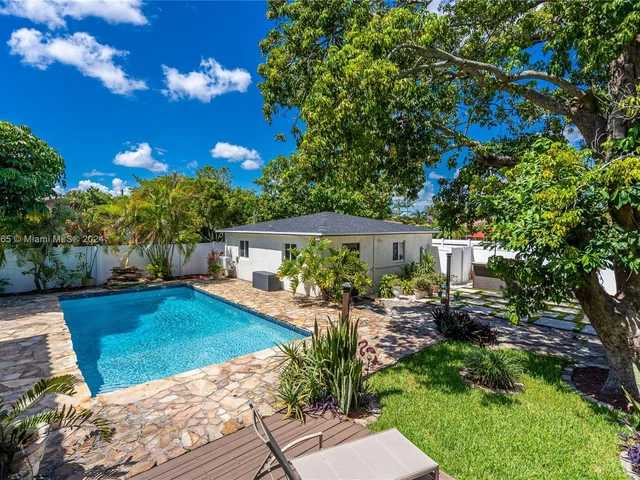 320 N Rainbow Dr, Hollywood FL 33021