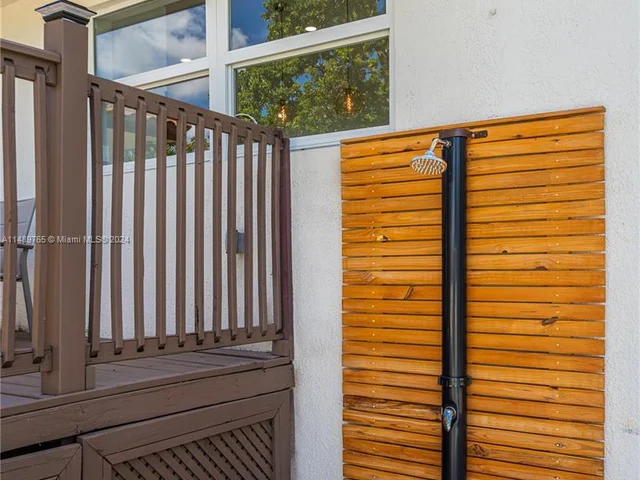 320 N Rainbow Dr, Hollywood FL 33021