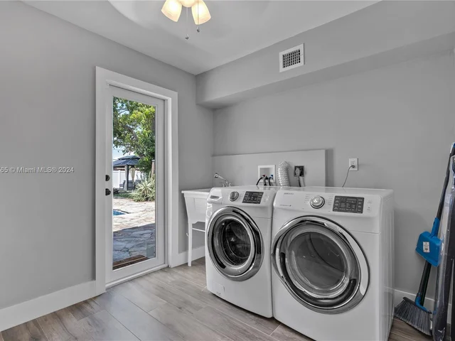 320 N Rainbow Dr, Hollywood FL 33021