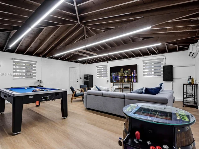 320 N Rainbow Dr, Hollywood FL 33021