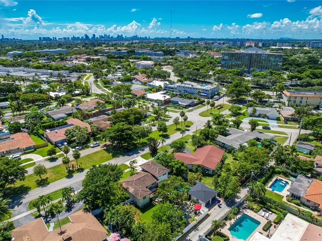 320 N Rainbow Dr, Hollywood FL 33021