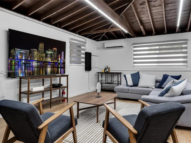 320 N Rainbow Dr, Hollywood FL 33021