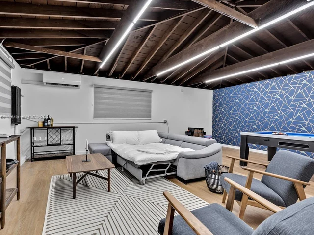 320 N Rainbow Dr, Hollywood FL 33021