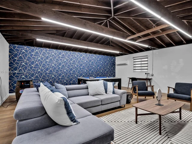 320 N Rainbow Dr, Hollywood FL 33021