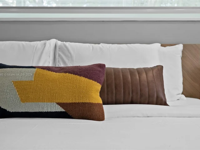 320 N Rainbow Dr, Hollywood FL 33021