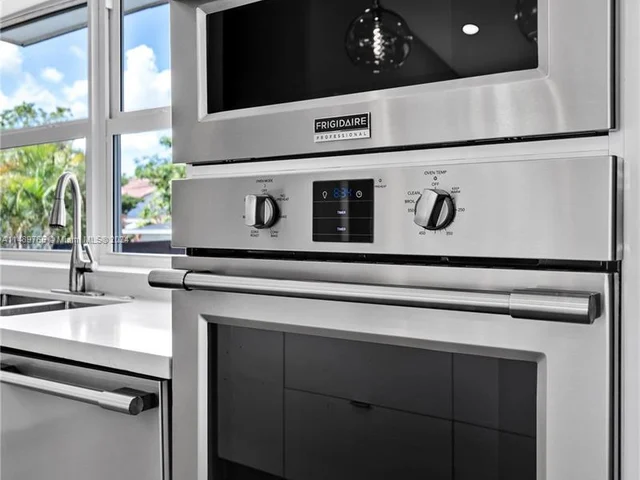 320 N Rainbow Dr, Hollywood FL 33021