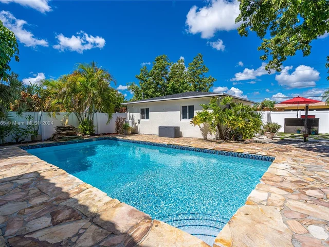 320 N Rainbow Dr, Hollywood FL 33021