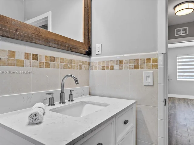 320 N Rainbow Dr, Hollywood FL 33021