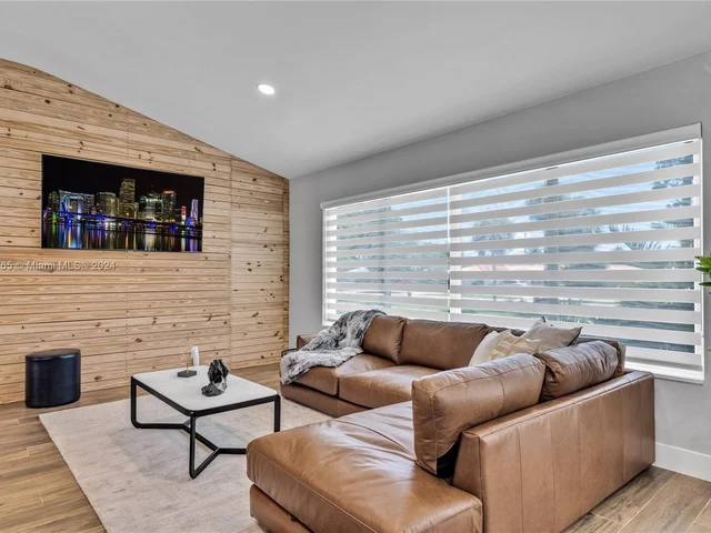 320 N Rainbow Dr, Hollywood FL 33021