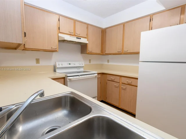 7630 Westwood Dr # 303, Tamarac FL 33321