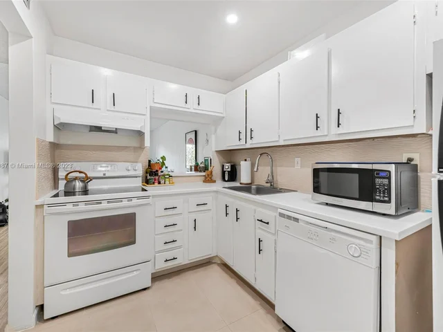 7900 Camino Cir # 310, Miami FL 33143